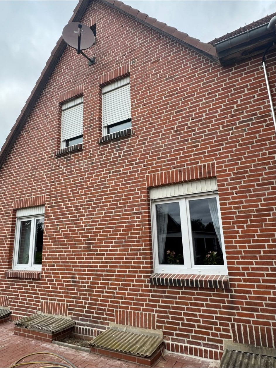 Dieselbe Klinkerfassade nach Reinigung und Neuverfugung, saubere helle Fugen